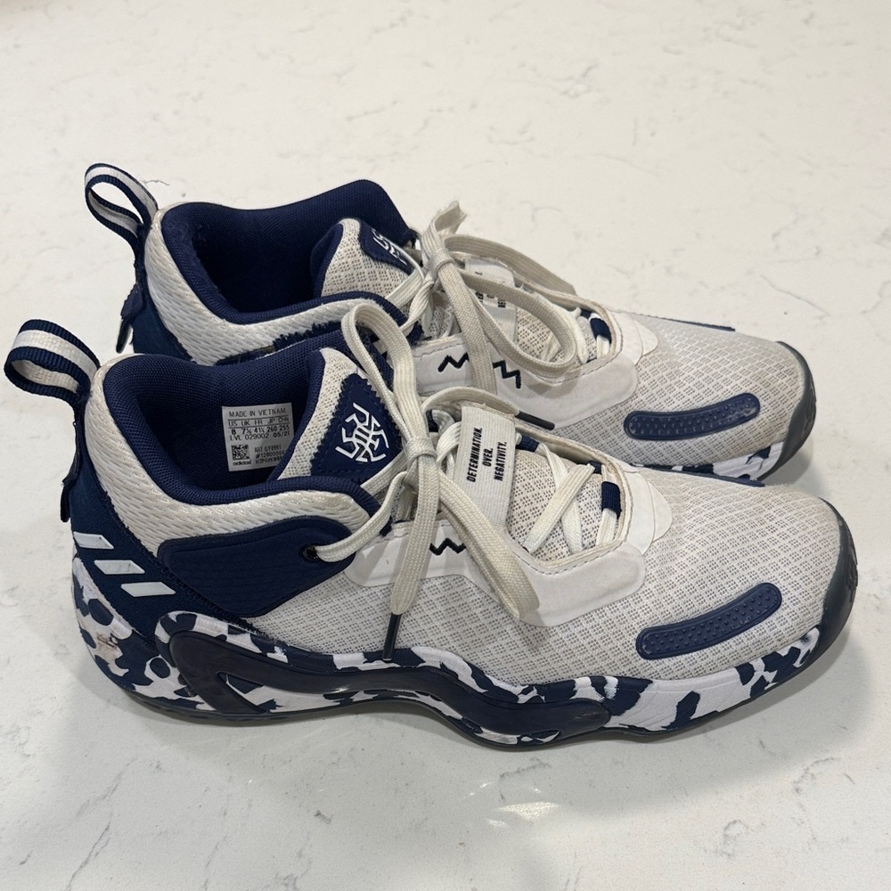 Adidas Men’s D.O.O. Issue 3 Navy and White camo Athletic Basketball shoes size 8